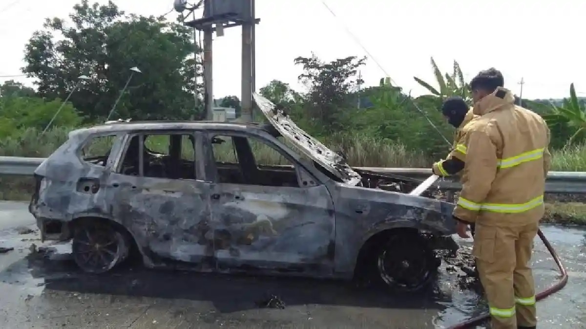 jalan tol, mobil terbakar, bmw x3, tol gresik, Mobil Mewah Tak Tersisa, BMW X3 Kandas di Gerbang Tol Belahanrejo