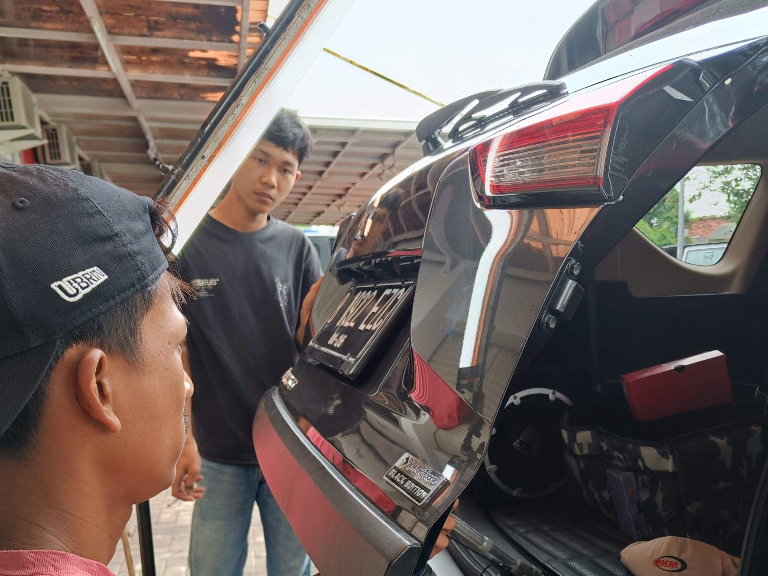 lampu, cahaya, bodi mobil, Paintless Dent Removal, Ini Fungsi Lampu Tambahaan Saat Perbaikan Mobil Penyok dengan PDR