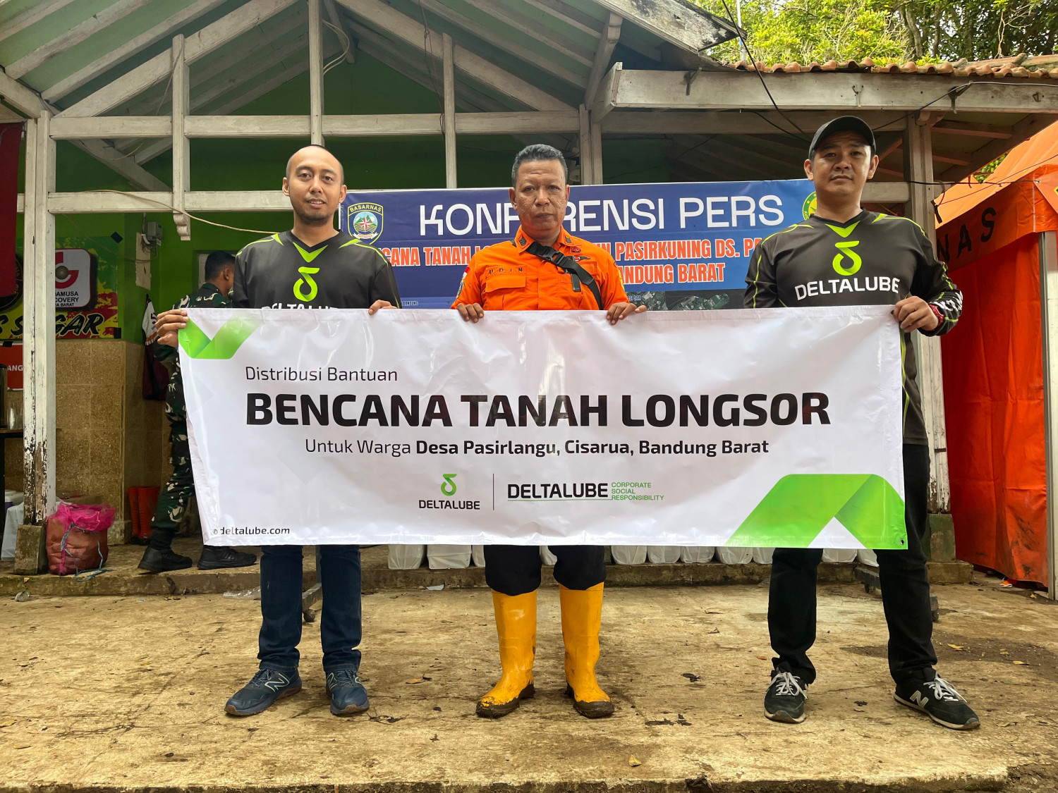 tanah longsor, korban longsor, deltalube, longsor Cisarua, korban longsor cisarua, Bantu Korban Longsor Cisarua, Deltalube Gerak Cepat Salurkan Pangan dan Obat-obatan