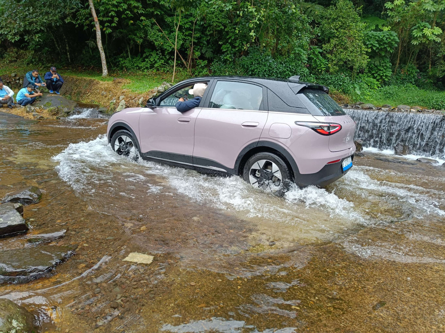 baterai, banjir, mobil listrik, kerusakan, Biar Tidak Rusak Parah, Jangan Lakukan Ini Jika Mobil Listrik Terendam Banjir