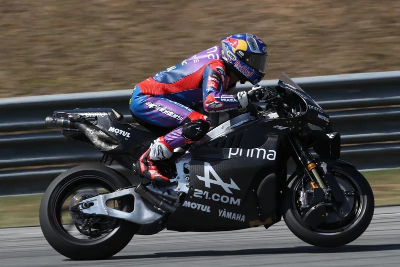 yamaha, sepang, tes motogp, Toprak Razgatlioglu, motogp 2026, Toprak Razgatlioglu Bikin Geger Tes MotoGP di Sepang, Tunggangi Motor Polosan