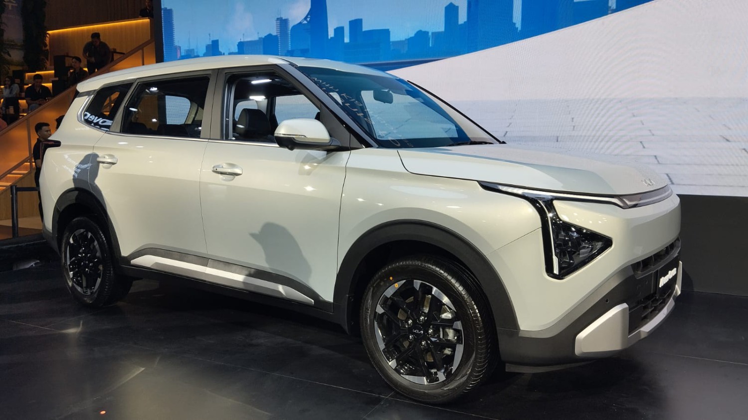 kia carens, IIMS 2026, Carens Jadi Magnet, Model ini Sumbang 80 Persen di IIMS 2026