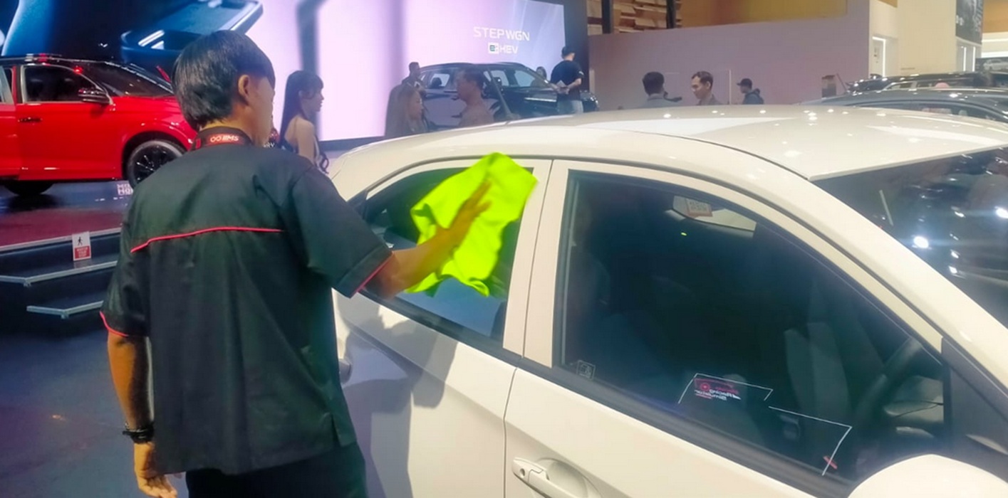 petugas kebersihan, interior mobil, bersihkan kaca mobil, IIMS 2026, petugas lap mobil, booth honda iims 2026, Wih Petugas Lap Mobil di Booth Honda IIMS 2026 Dibayar Segini
