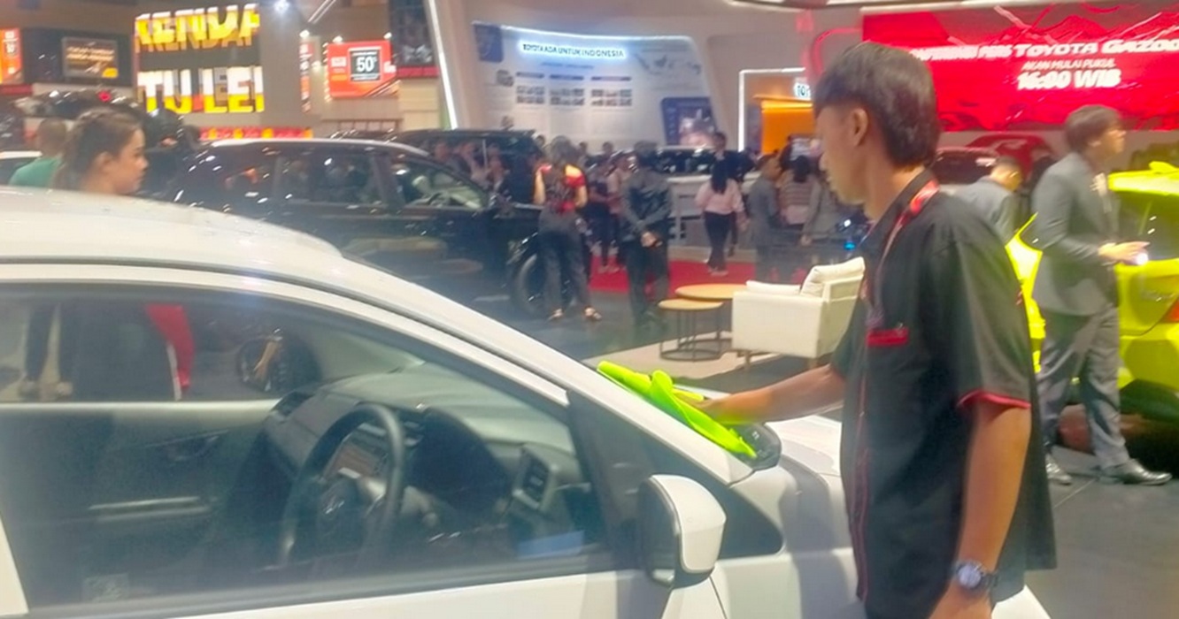 petugas kebersihan, interior mobil, bersihkan kaca mobil, IIMS 2026, petugas lap mobil, booth honda iims 2026, Wih Petugas Lap Mobil di Booth Honda IIMS 2026 Dibayar Segini