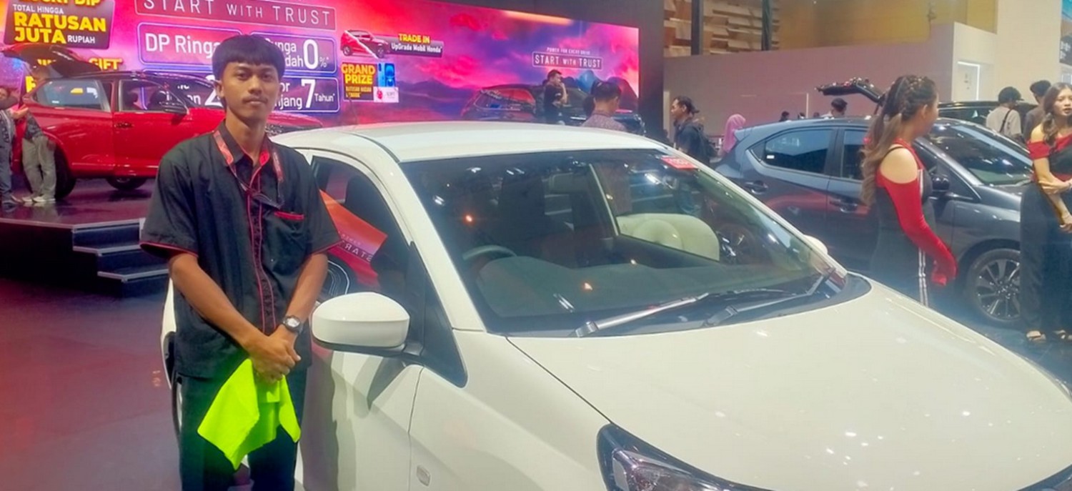 petugas kebersihan, interior mobil, bersihkan kaca mobil, IIMS 2026, petugas lap mobil, booth honda iims 2026, Wih Petugas Lap Mobil di Booth Honda IIMS 2026 Dibayar Segini