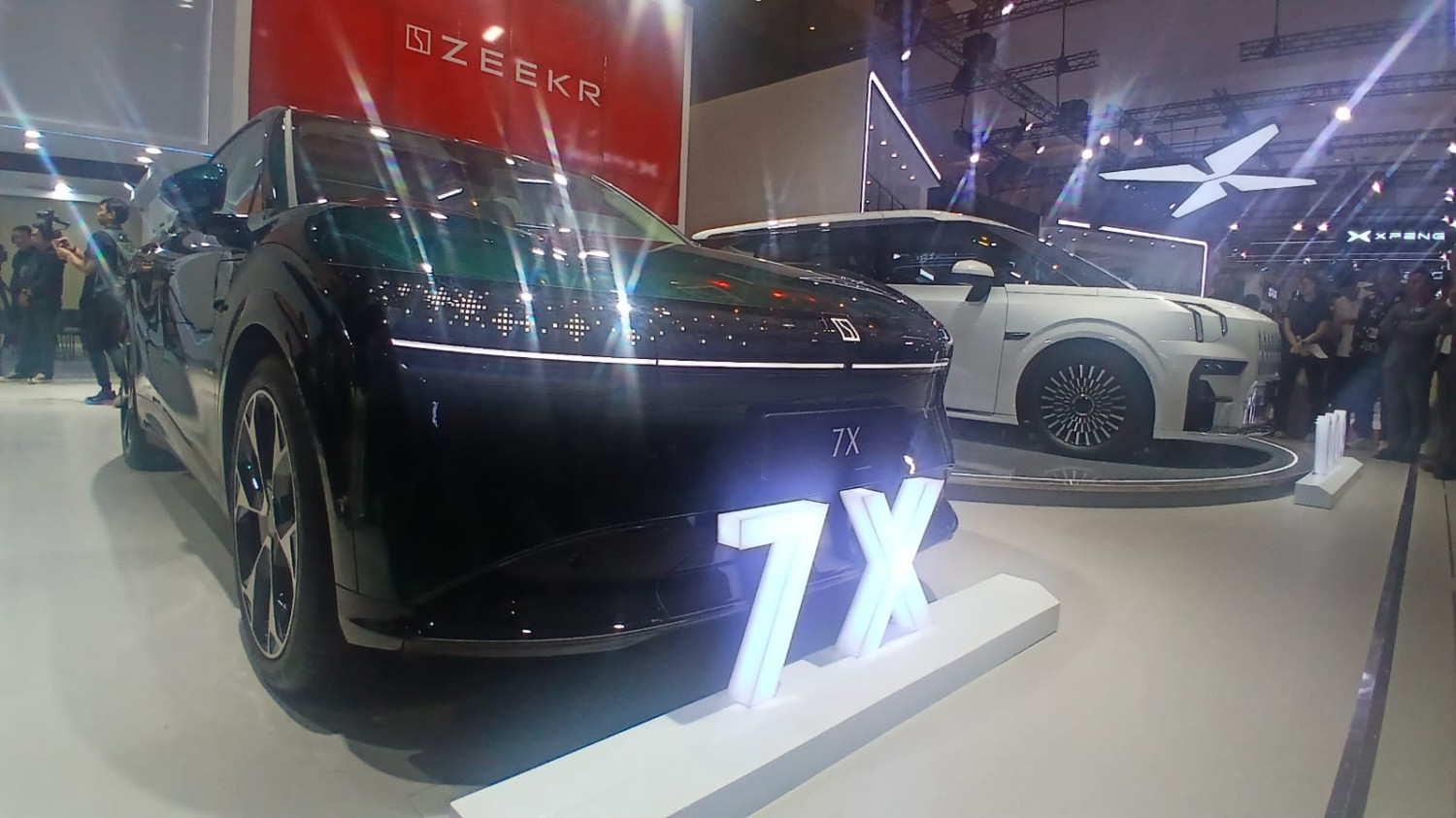 IIMS 2026, Zeekr 7X, Alex Bao, Zeekr 009 dan 7X Resmi Meluncur di IIMS 2026, Segini Estimasi Harganya
