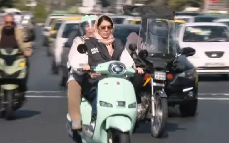 iran, wanita iran, SIM Wanita Iran, Aturan Mengendarai Motor Iran, Wanita Boleh Mengemudi, Cita-cita Wanita di Negara Iran Terwujud, Kini Resmi Boleh Bikin SIM dan Naik Motor