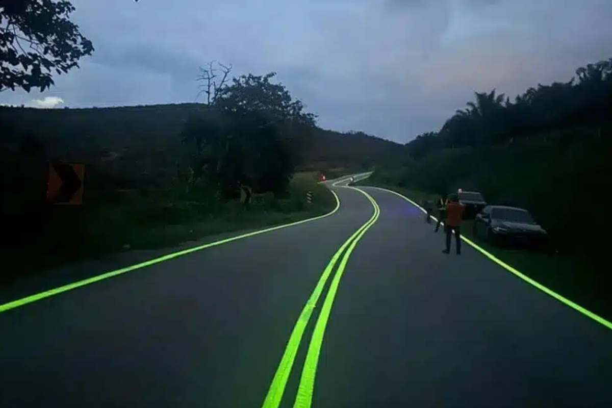 marka jalan, Marka Jalan Malaysia, Marka Jalan Menyala, Marka Glow in The Dark, Cat Atrontium Aluminat, Proyek Marka Jalan Menyala Malaysia Berhenti Sia-sia, Dipuji Tapi Bermasalah di Sini