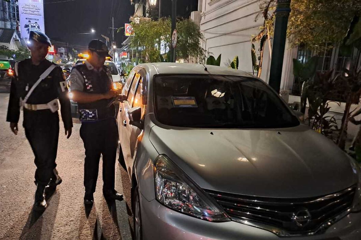 Parkir Liar Jogja, Ban Mobil Digembosi, Gembosi Ban Mobil, Parkir Liar Sarkem, Pasar Kembang Jogja, Dishub Geleng Kepala, Sebulan Gembosi Ban 100 Mobil di Sarkem Jogja Belum Bikin Kapok