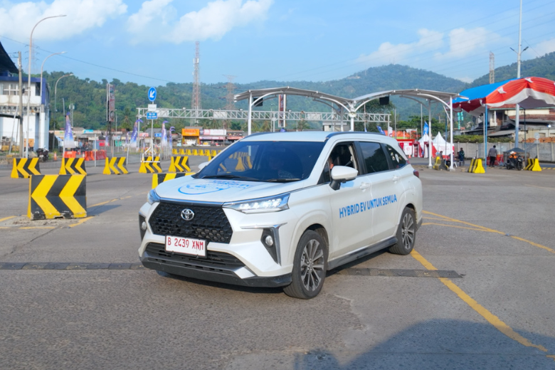 lebaran, mudik, Toyota Veloz Hybrid, veloz hybrid, Mudik Lebaran Pakai Toyota Veloz Hybrid, Bensinnya Bisa Seirit Ini