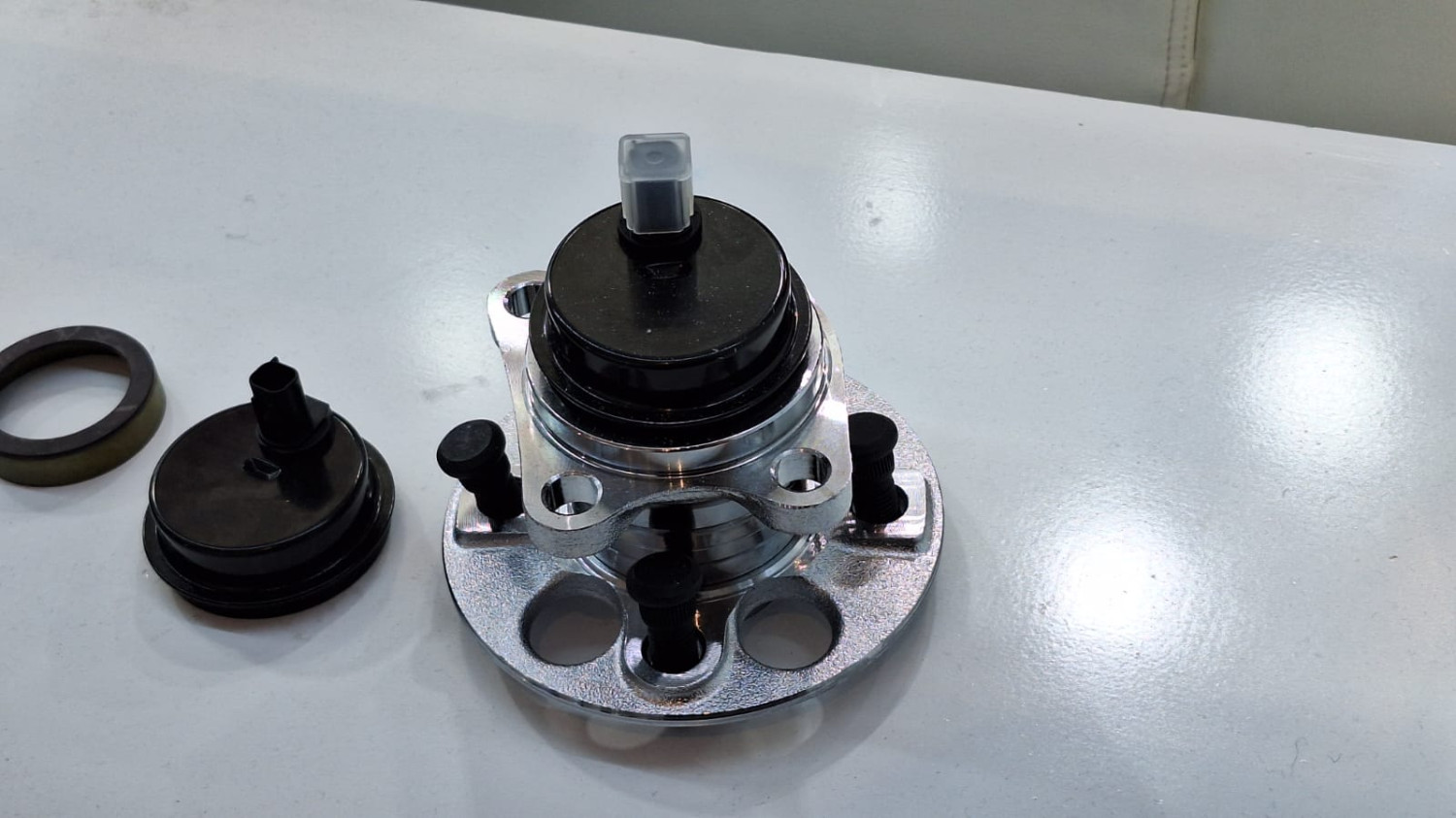 rem abs, bearing roda, Logo ABS Tiba-tiba Muncul di Speedometer Mobil? Ini Penyebabnya