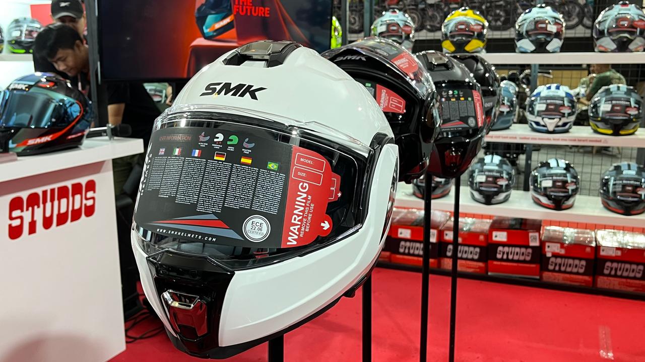 helm, IIMS 2026, SMK Helmets, Studds Helmets, SMK Cygnus, STUDDS Atlas, SMK dan STUDDS Luncurkan Helm Baru di IIMS 2026, Ini Harganya