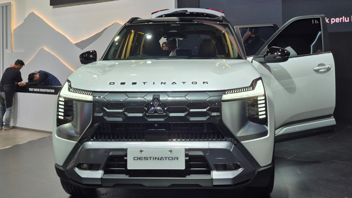mitsubishi, Xforce, Diamond Sense, Destinator, IIMS 2026, Fitur Keamanan Canggih Ini Hadir di Mitsubishi Destinator dan XForce 55th Anniversary Edition
