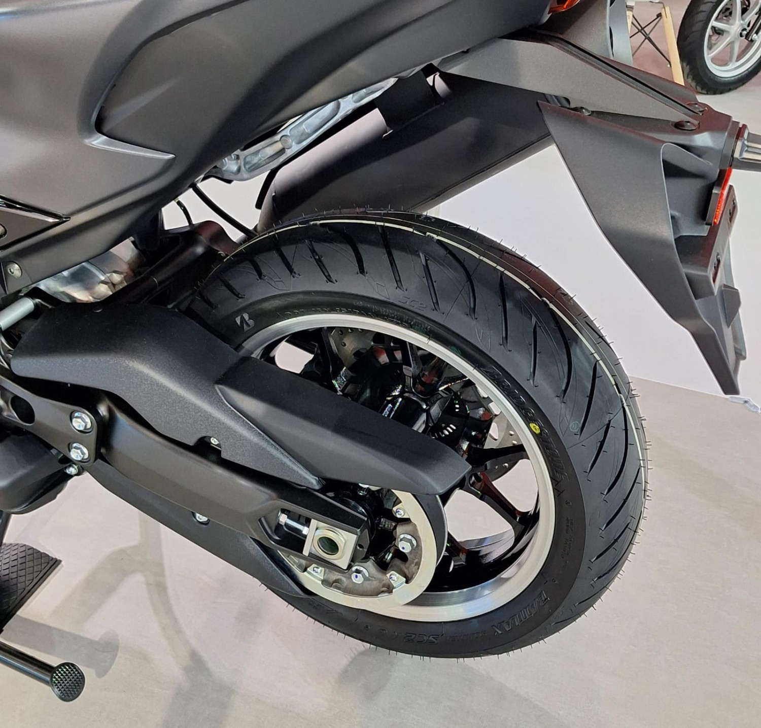 yamaha, maxi yamaha, tmax, Yamaha TMAX  Tech Max, Akhirnya Bisa Tidur Nyenyak, Ternyata di Sini Posisi Sokbreker Belakang Yamaha TMAX