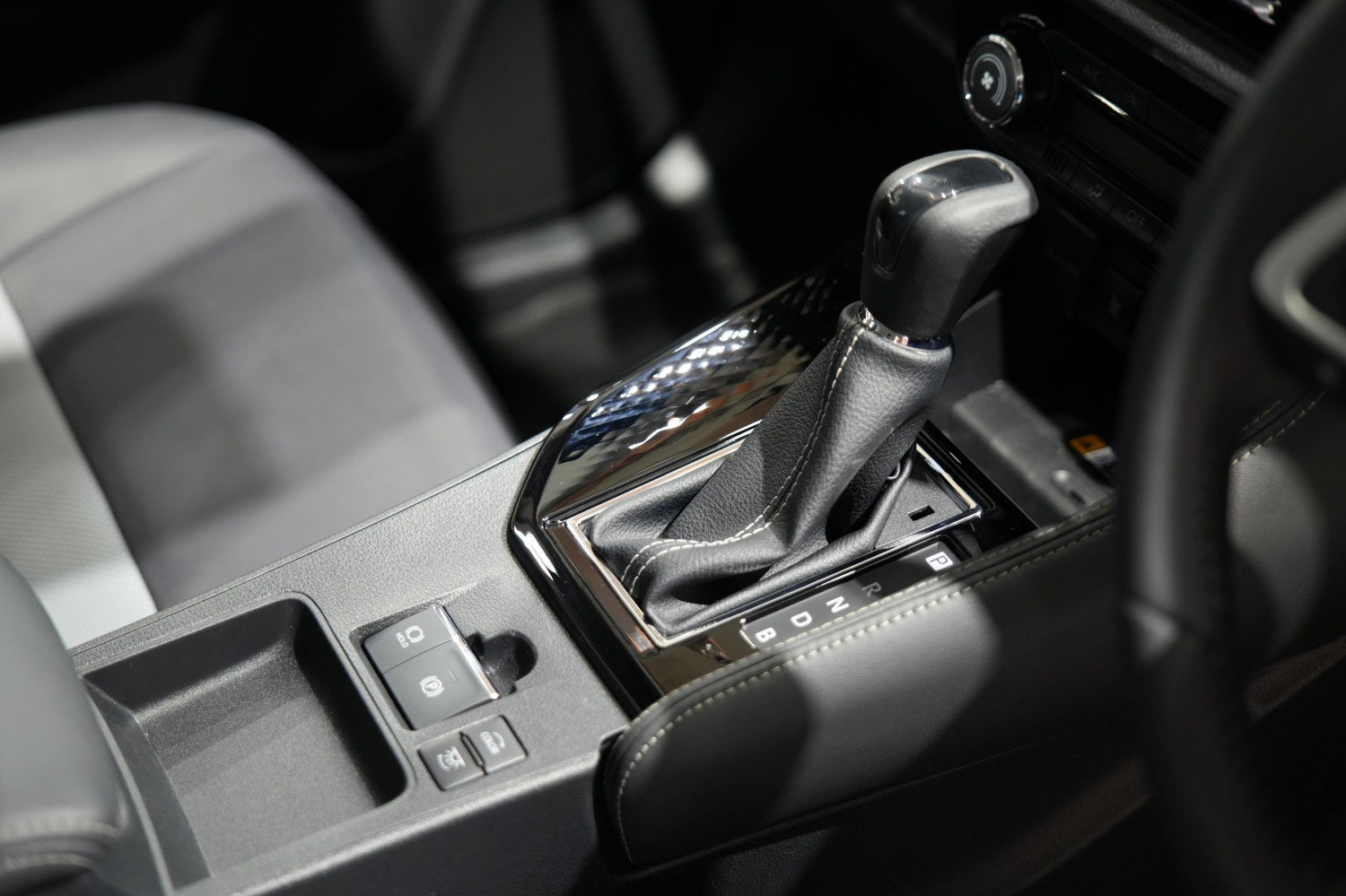 toyota vios, transmisi, E-cvt, Toyota Vios Hybrid, Tuas Transmisi Toyota Vios Hybrid EV Ada Huruf B, Buat Ini Fungsinya