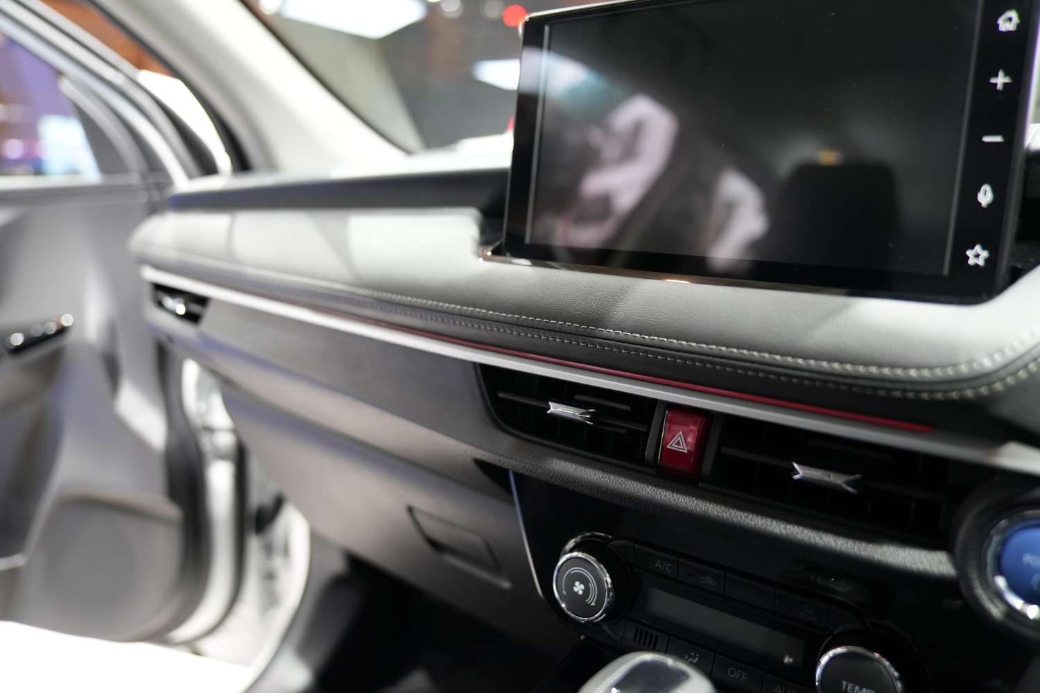 toyota vios, vios, Ambient Lighting, Toyota Vios Hybrid, Sentuhan Kecil Ini Membuat Kabin Toyota Vios Hybrid EV Lebih Premium