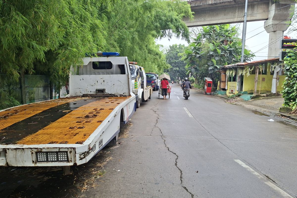 parkir sembarangan, truk derek, truk towing, Jalan Haji Lebar, Truk Derek Swasta, Jalan Haji Lebar Meruya Selatan Bak Kandang Truk Towing, Warga Curiga Ada Setoran