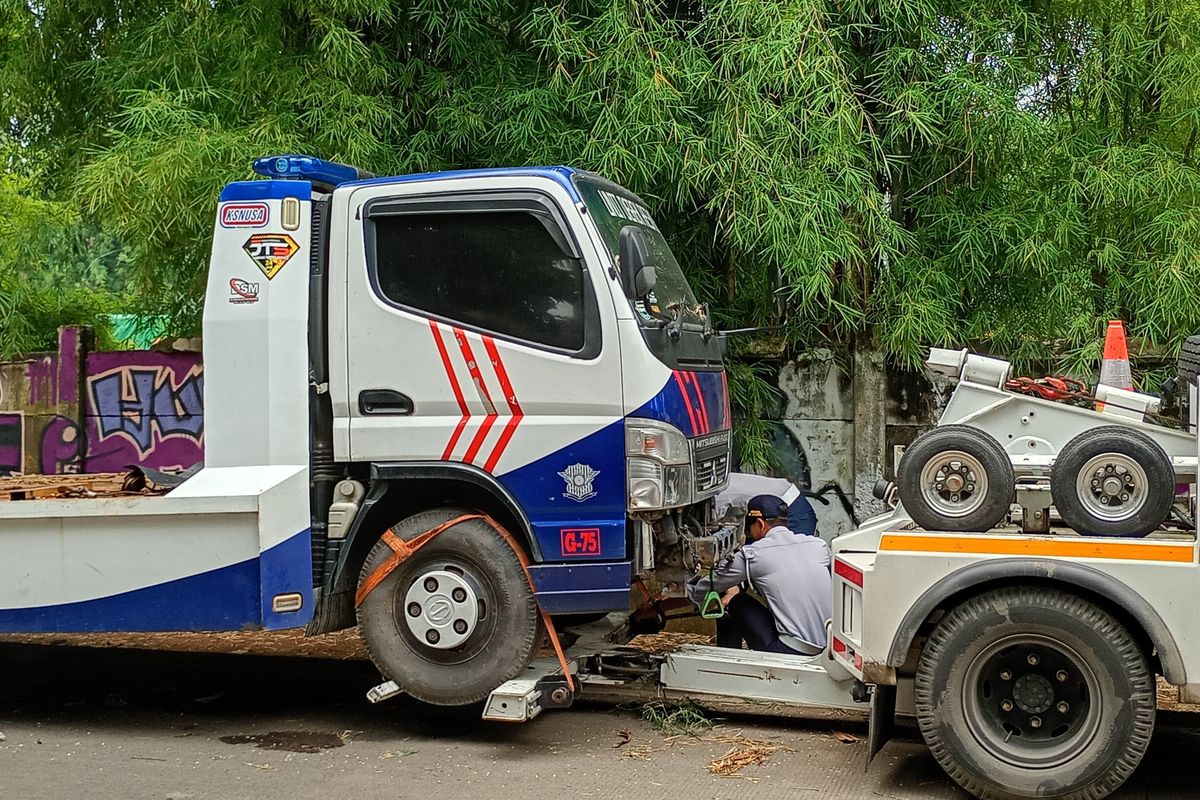 truk derek, truk towing, Jalan Haji Lebar, Parkir Liar Haji Lebar, Truk Towing Polisi, Waduh, Salah Satu Truk Towing Parkir Liar di Meruya Selatan Ternyata Milik Polisi