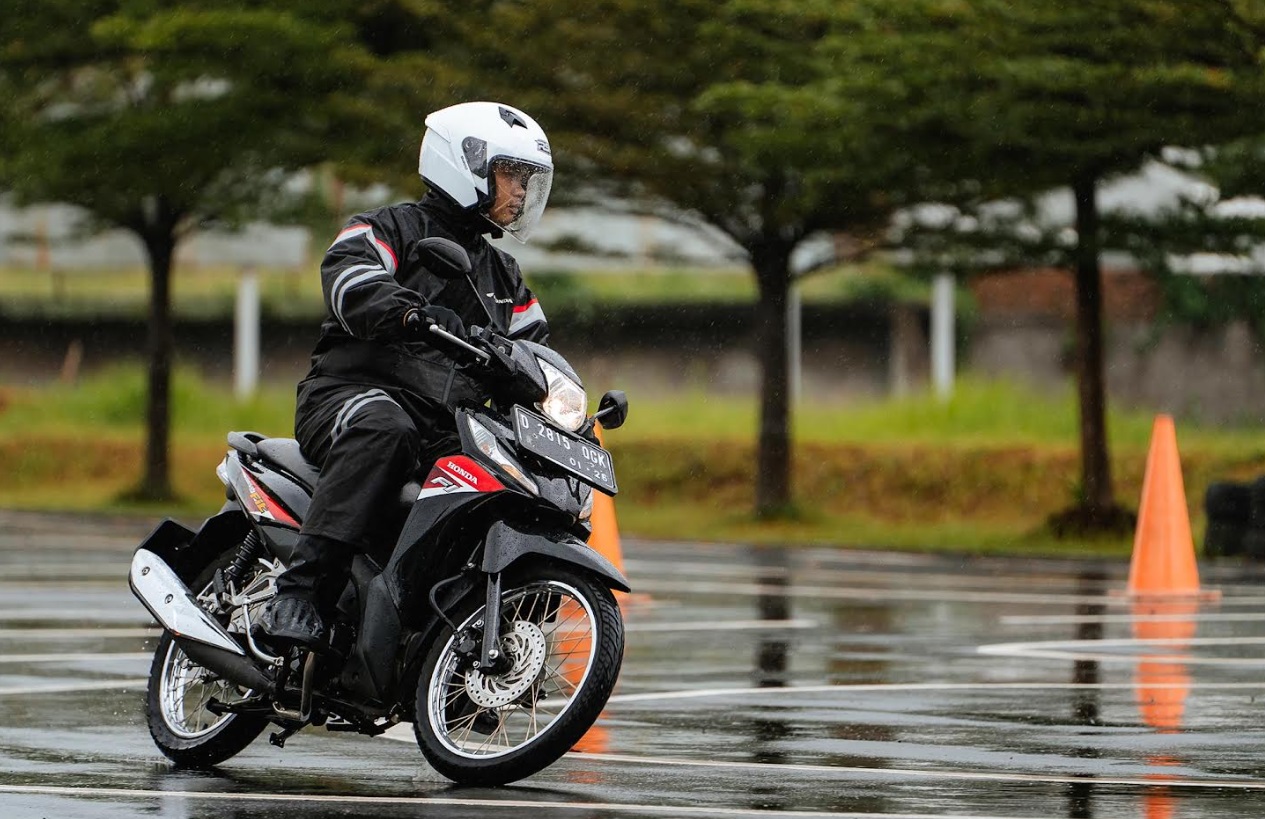 musim hujan, mencuci motor, perawatan motor, tips merawat motor, Daya adicipta motora, tips mencuci motor, Sering Kehujanan Jangan Cuek, Ini 7 Hal yang Harus Dilakukan Biar Motor Nggak Rewel