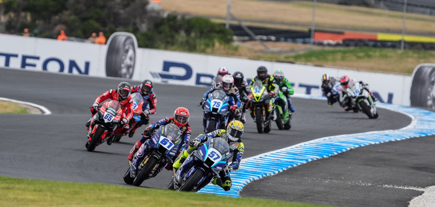 pembalap indonesia, pembalap yamaha, WorldSSP, WorldSSP 2026, Aldi Mahendra, AS BLU CRU Racing Team, Strateginya Brilian, Dari Posisi 28 Aldi Mahendra Berhasil Naik Podium di WorldSSP