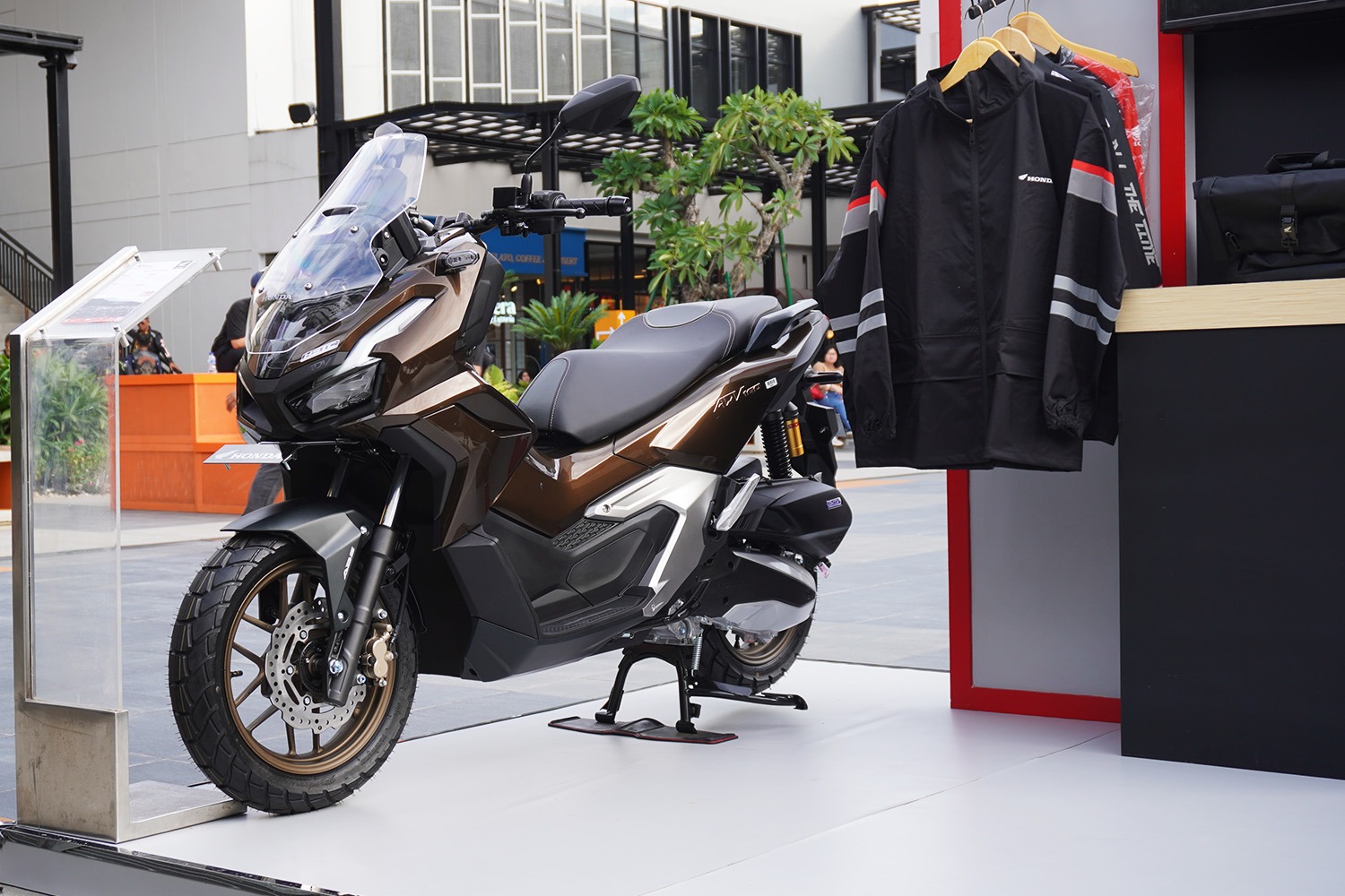 motor matic, standar tengah, Cara menggunakan standar tengah, HER WHEELS, Begini Cara Gampang Gunakan Standar Tengah Motor Untuk Perempuan