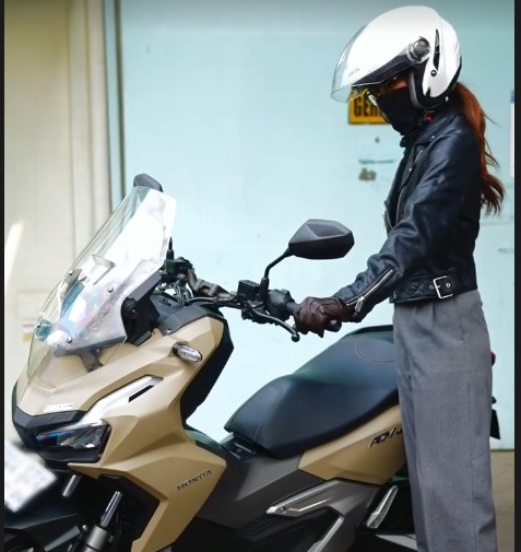 motor matic, standar tengah, Cara menggunakan standar tengah, HER WHEELS, Begini Cara Gampang Gunakan Standar Tengah Motor Untuk Perempuan
