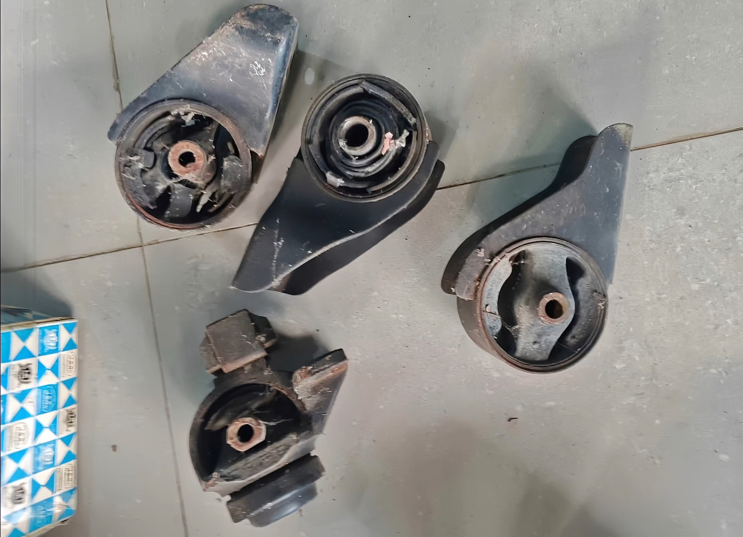 kabin, mesin, engine, mounting, getaran, hentakan, Getaran Mesin Mobil Masuk Kabin? Bisa Jadi Engine Mounting Lemah