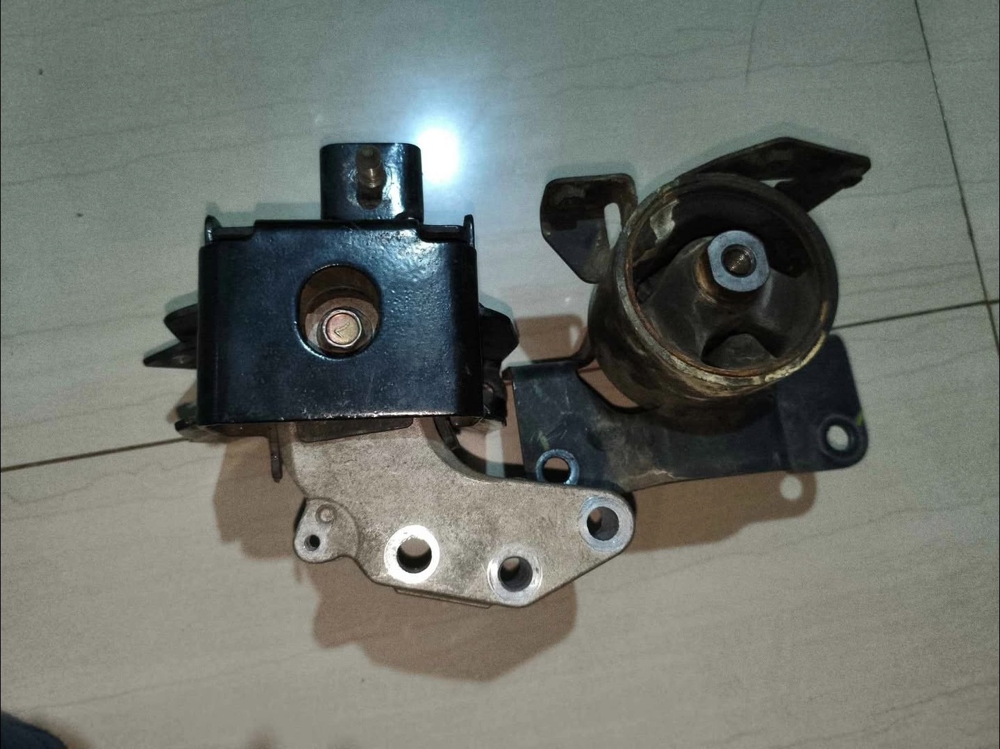 kabin, mesin, engine, mounting, getaran, hentakan, Getaran Mesin Mobil Masuk Kabin? Bisa Jadi Engine Mounting Lemah