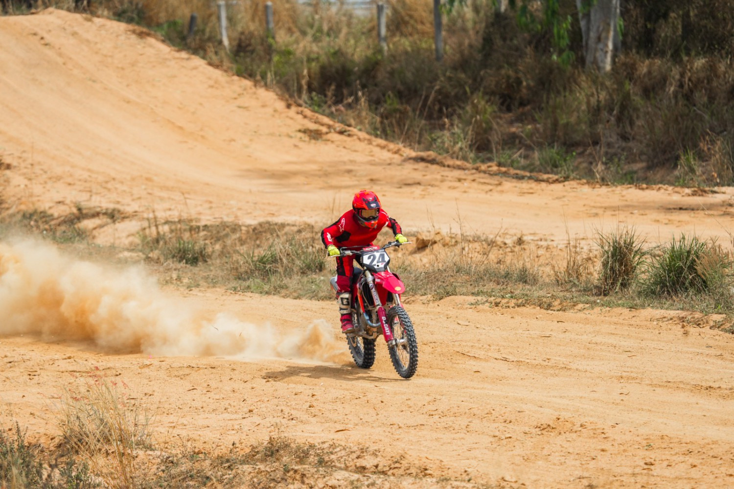 ban motor, pirelli, Ducati MX Team Indonesia, Dukung Merah Putih, Pirelli Support Puluhan Set Ban Untuk Ducati MX Team Indonesia