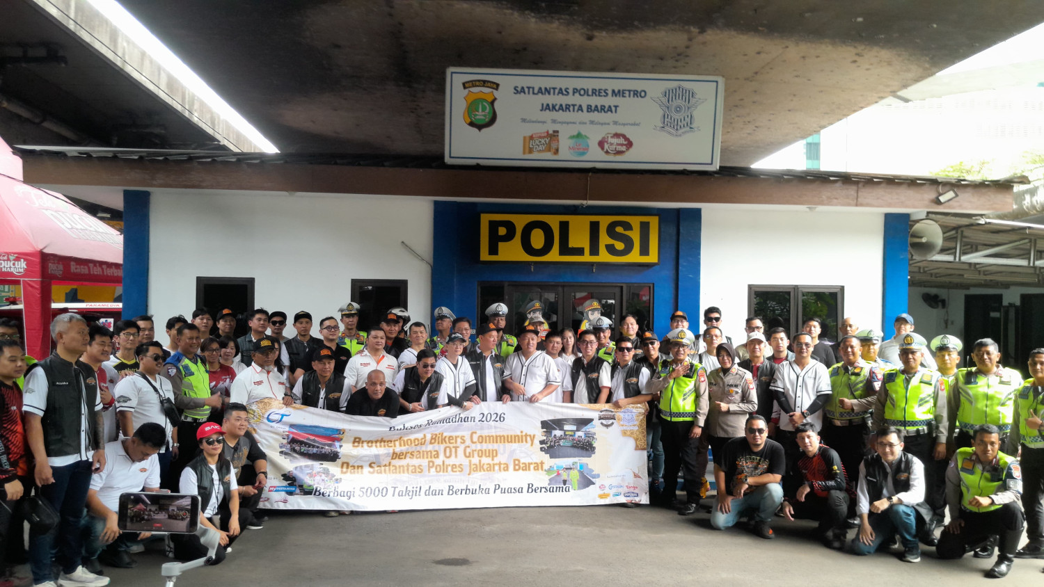 komunitas, takjil, Brotherhood Bikers Community, Ultah ke-13 Enggak Cuma Konvoi, Komunitas BBC Tebar 5.000 Takjil di Lampu Merah Tomang