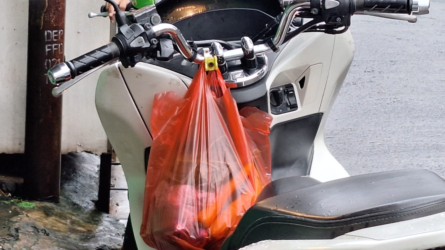 gantungan, setang, setang motor, HER WHEELS, Awas Sis! Gantung Barang di Setang Motor Ternyata Mengundang Bahaya