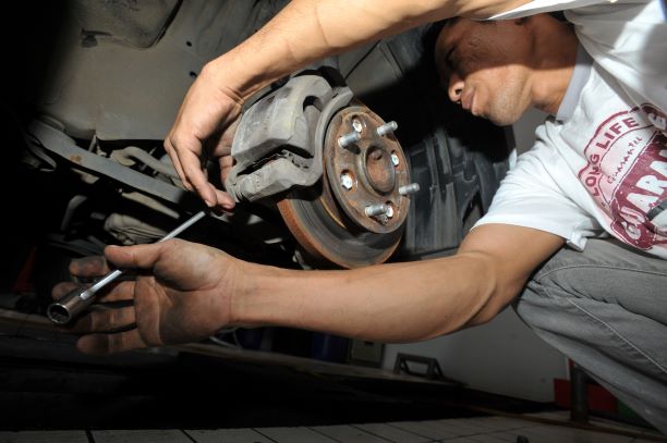mobil bekas, kampas rem, rem mobil, cara bersihkan kampas rem mobil, cara bersihkan kampas rem cakram mobil, cara bersihkan kampas rem tromol mobil, cara bersihkan kampas rem, Persiapan Mudik, Begini Cara Mudah Bersihkan Kampas Rem Mobil Bekas