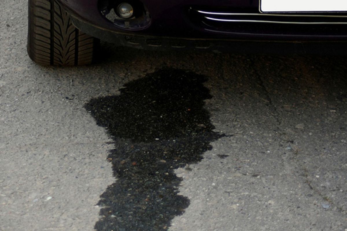 mobil bekas, tips beli mobil bekas, radiator mobil, air radiator mobil, air radiator mobil menetes, Sebelum Deal Mobil Bekas, Tetesan Ini di Kolong Ini Bisa Jadi Masalah Besar saat Mudik