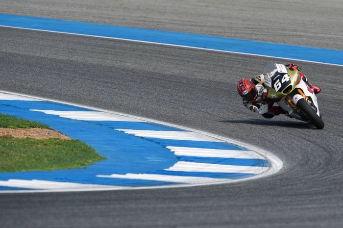 Moto2, pembalap indonesia, mario suryo aji, mario aji, moto2 thailand, motogp 2026, Start P9 Berakhir di Gravel, Mario Aji Gagal Finis di Tengah Hujan Red Flag Moto2 Thailand