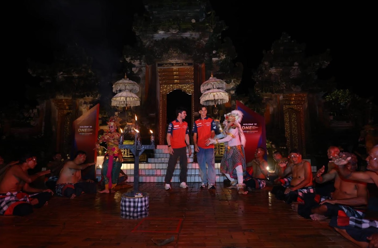 MotoGP, ogoh-ogoh, Luca Marini, ahrt, Joan Mir, Honda HRC Castrol, Healing di Bali, Joan Mir dan Luca Marini Takjub Lihat Tari Kecak dan Ogoh-ogoh Raksasa