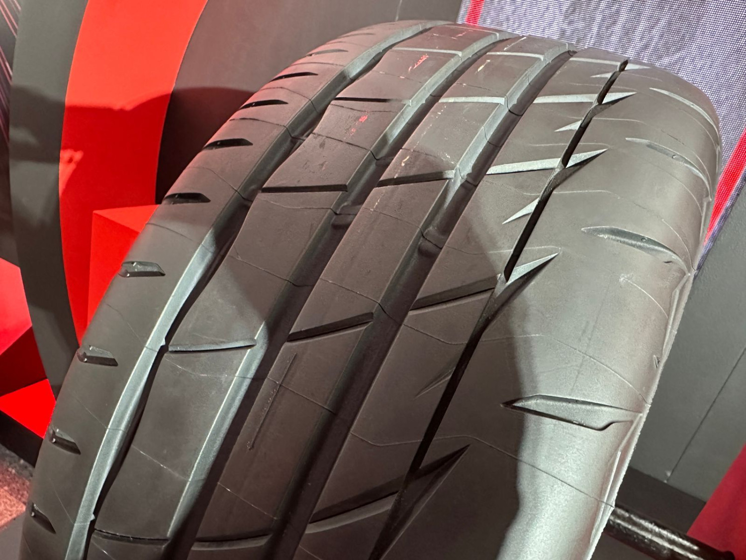 hitam, karet, ban mobil, bridgestone, shinsuke nakamura, compound, Bisa Tidur Nyenyak, Ternyata Ini Penyebab Ban Mobil Warnanya Hitam