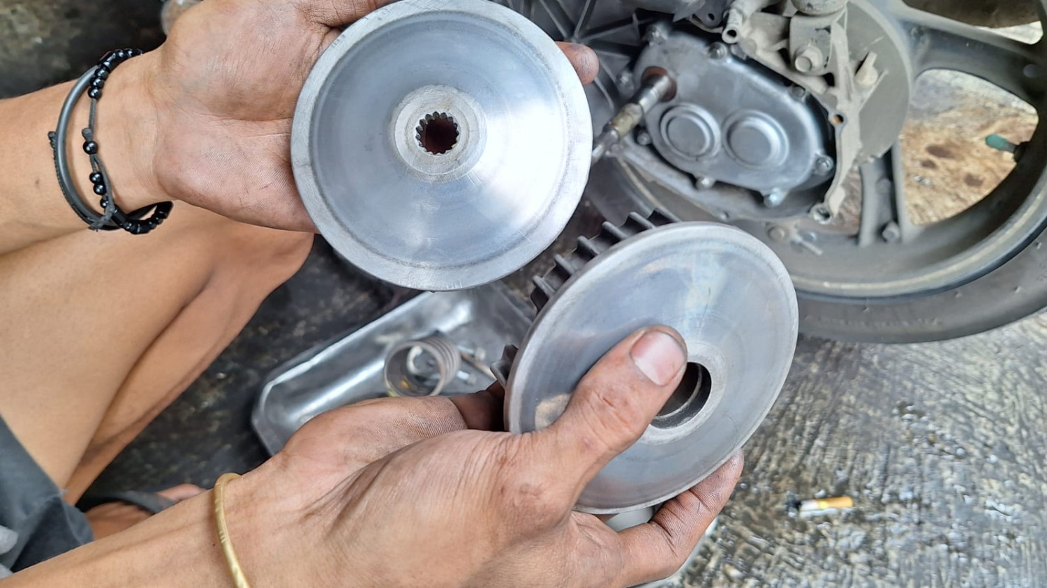 pulley, cvt motor matic, pulley depan, Bengkel KIA, pulley cekung, Bikin Top Speed Tertahan, Ini Dua Penyebab Pulley Depan Skutik Aus
