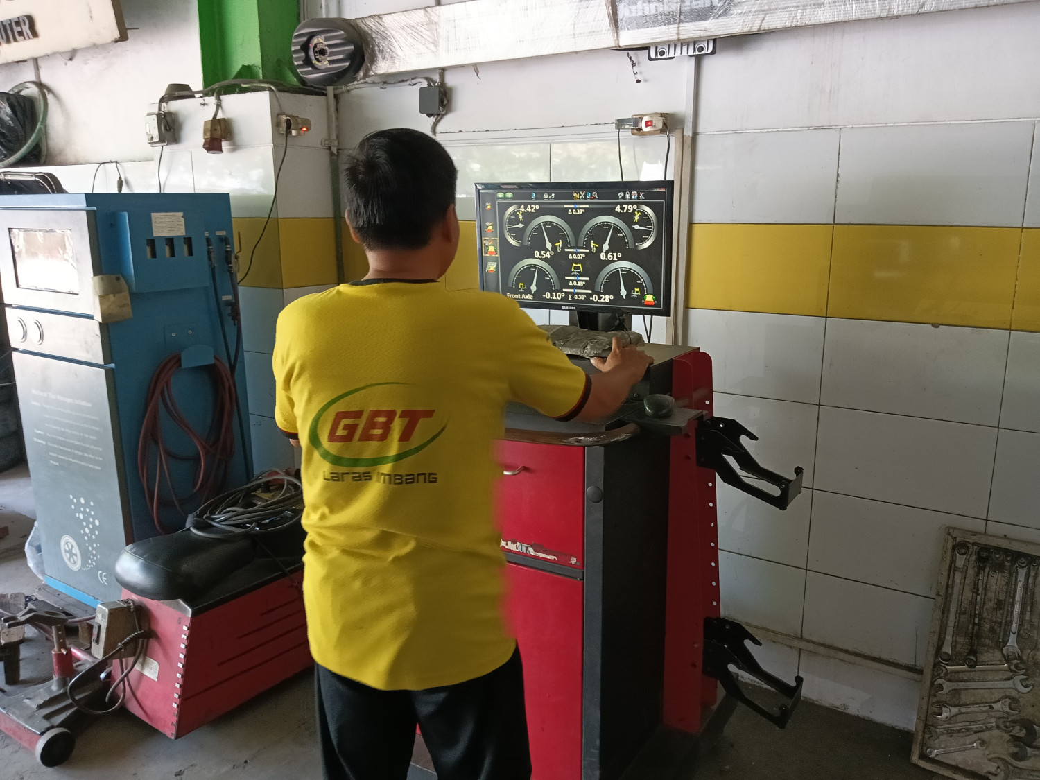 mobil, stabil, setir, lurus, spooring, Setir Mobil Nggak Lurus? Mungkin Butuh Spooring, Ini Manfaatnya!