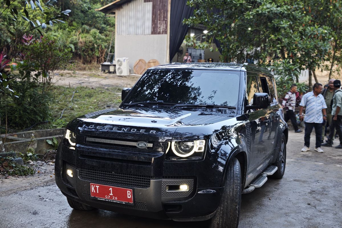 land rover defender, Mobil Dinas Wali Kota, mobil dinas mewah, wali kota samarinda, Sewa Land Rover Defender, Wali Kota Samarinda Heboh, Dinas Pakai Land Rover Defender Hitam Berpelat Merah KT 1 B