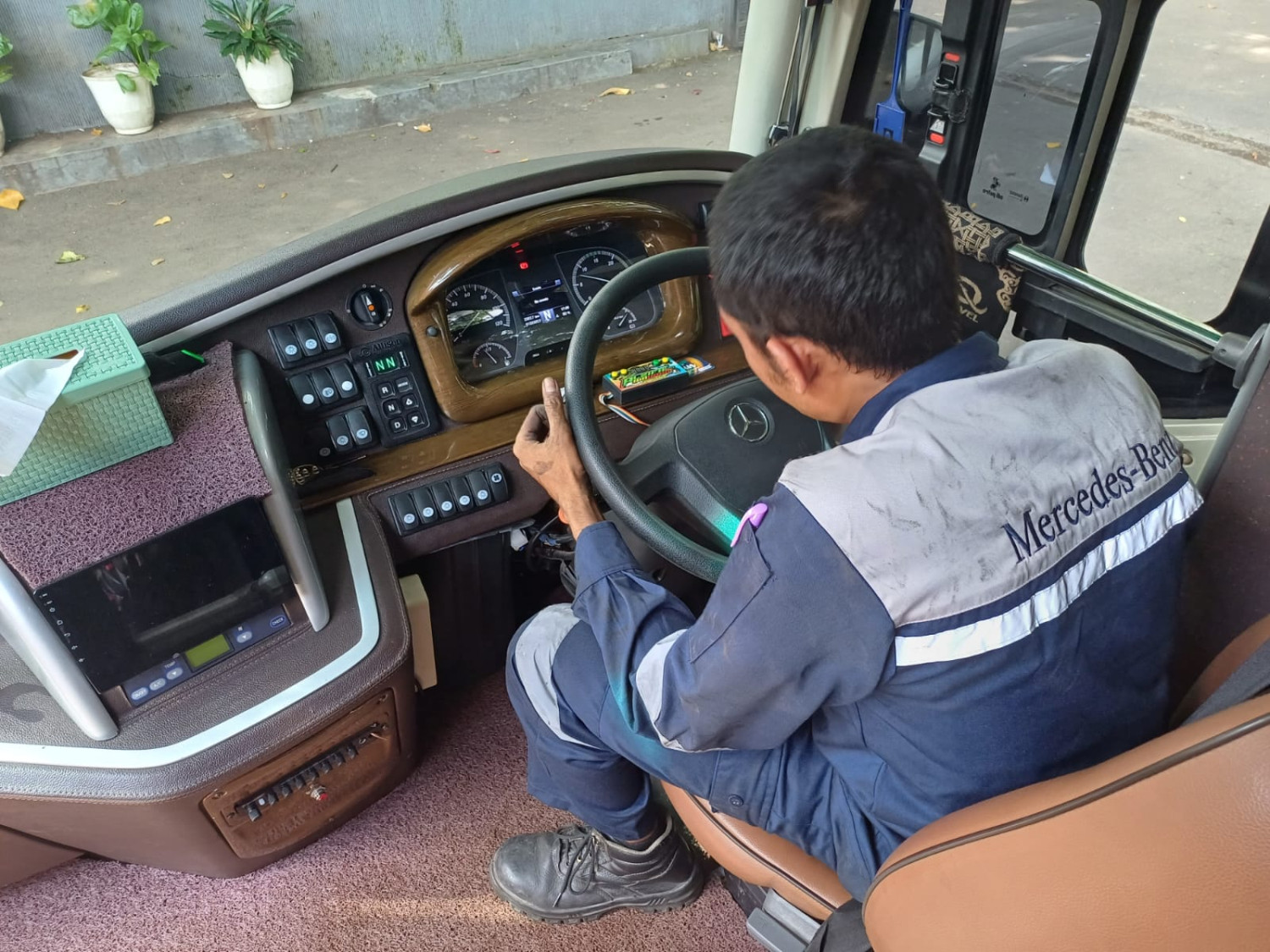 mercedes-benz, bus mercedes-benz, PT Daimler Commercial Vehicle Indonesia (DCVI), Dcvi, Jaga Operasional Bus Saat Mudik, DCVI Buka 12 Titik Layanan Lebaran Rescue
