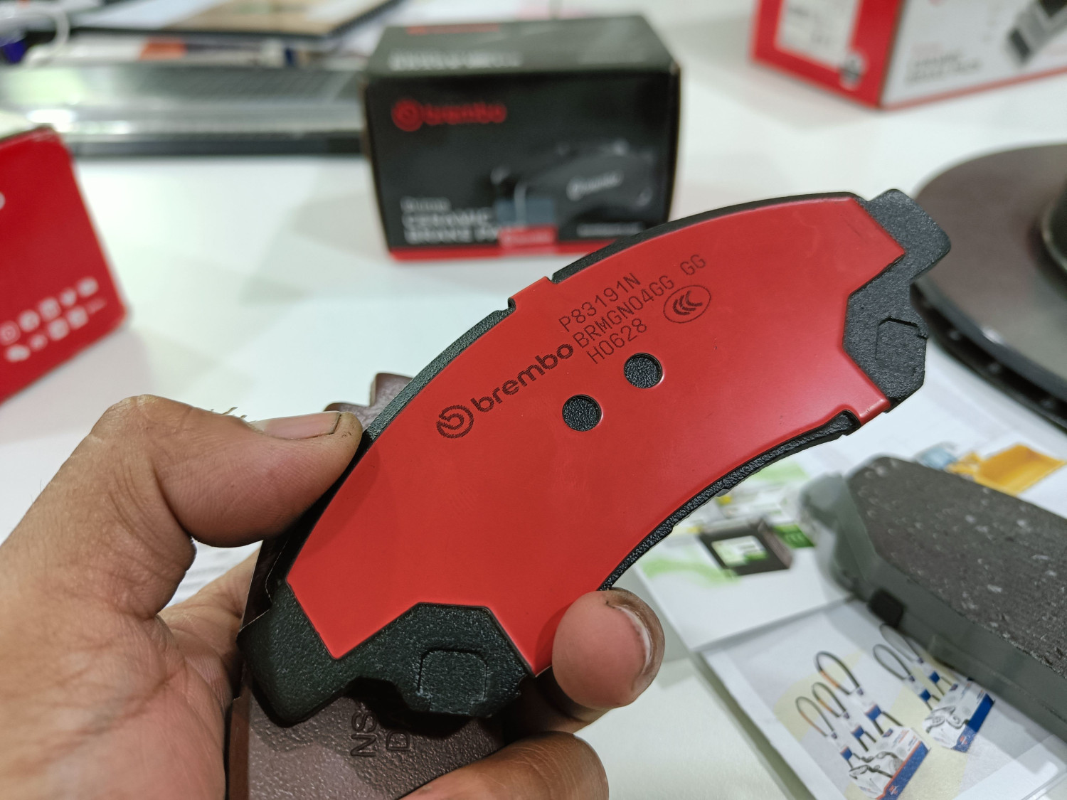 bunyi, kampas rem, plat, pengereman, brembo, metal shim, Penjelasan Metal Shim pada Kampas Rem Mobil Bisa Mengurangi Bunyi