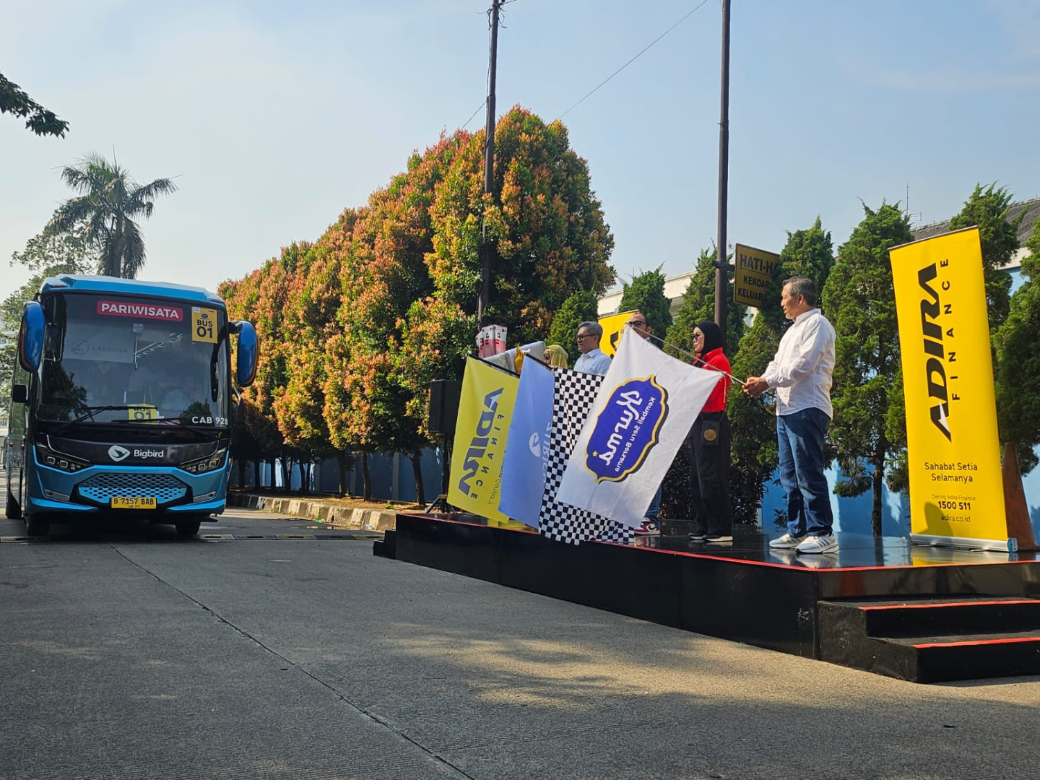 mudik, mudik lebaran, adira finance, PT Adira Dinamika Multi Finance Tbk, Sepuluh Bus Digeber Adira Finance Berangkatkan 300 Pemudik di Kurma 2026