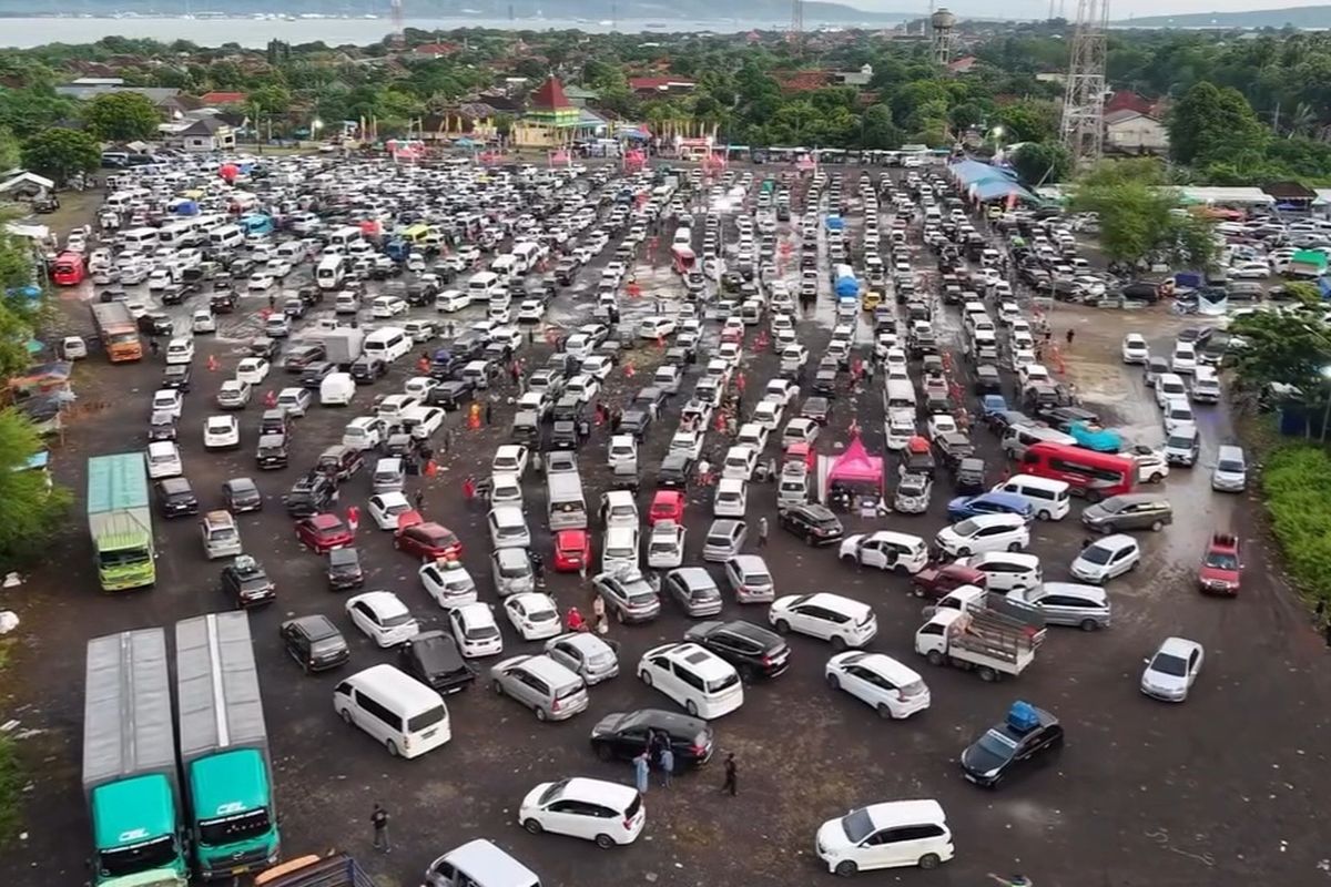Pelabuhan Gilimanuk, Pelabuhan Gilimanuk Macet, Macet Pelabuhan Gilimanuk, Pemudik Meninggal Dalam Bus, Meninggal Saat Mudik, Antrean Horor Kendaraan di Pelabuhan Gilimanuk Berujung Maut, Satu Pemudik Meninggal Dunia