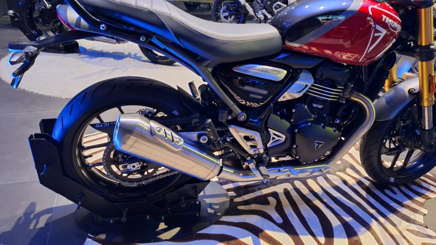 moge, triumph, Triumph Scrambler 400 X, Triumph Speed 400, Unik! Ini Alasan Rantai Triumph Speed dan Scrambler 400 Ada Di Kanan