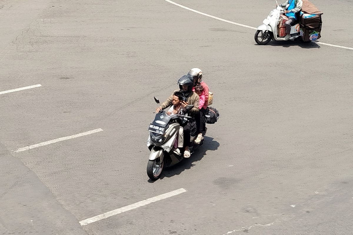 mudik lebaran, Pelabuhan Ketapang, Pemudik Bonceng Empat, Motor Bonceng Empat, Mudik Bonceng Empat, Berbahaya, Pemudik Motor 'Cengpat' Mulai Tampak di Pelabuhan Ketapang Banyuwangi