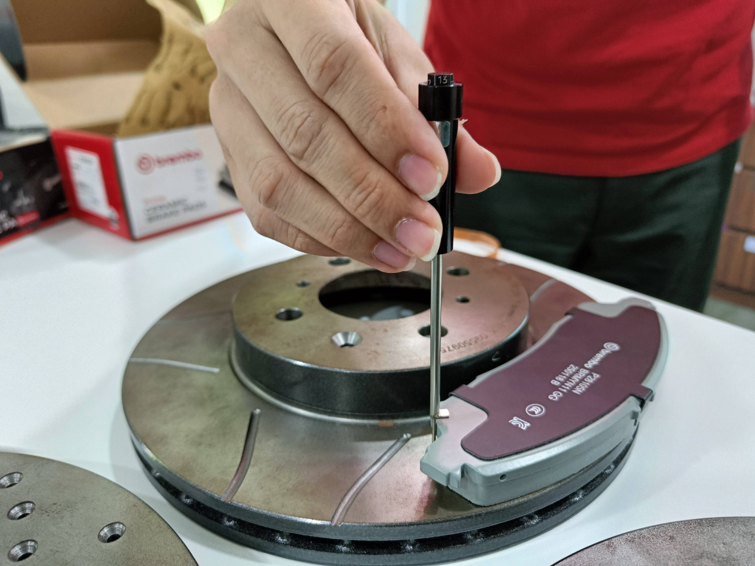 roda, kampas rem, pengereman, Thickness Gauge, ketebalan, Mengetahui Ketebalan Kampas Rem Cakram Mobil, Bisa Pakai Alat ini