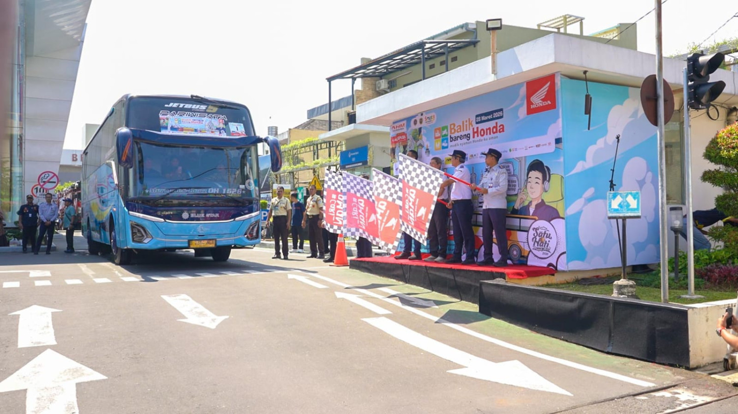 mudik lebaran, arus balik, astra motor jateng, astra motor yogyakarta, mudik bareng honda, mudik balik, Bebas Pegal, Ribuan Peserta Mudik Balik Honda Berangkat ke Jakarta dari Jateng dan DIY Pakai 24 Bus Eksekutif