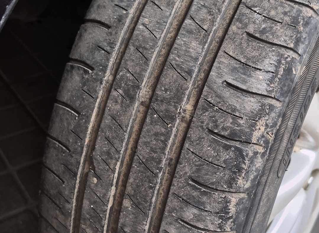 tips, mobil, jalan, kawat, Pecah Ban, TWI (Tread Wear Indicator), Ayo Segera Ganti Ban Mobil, Sebelum Bagian Kawat Ini Terlihat!