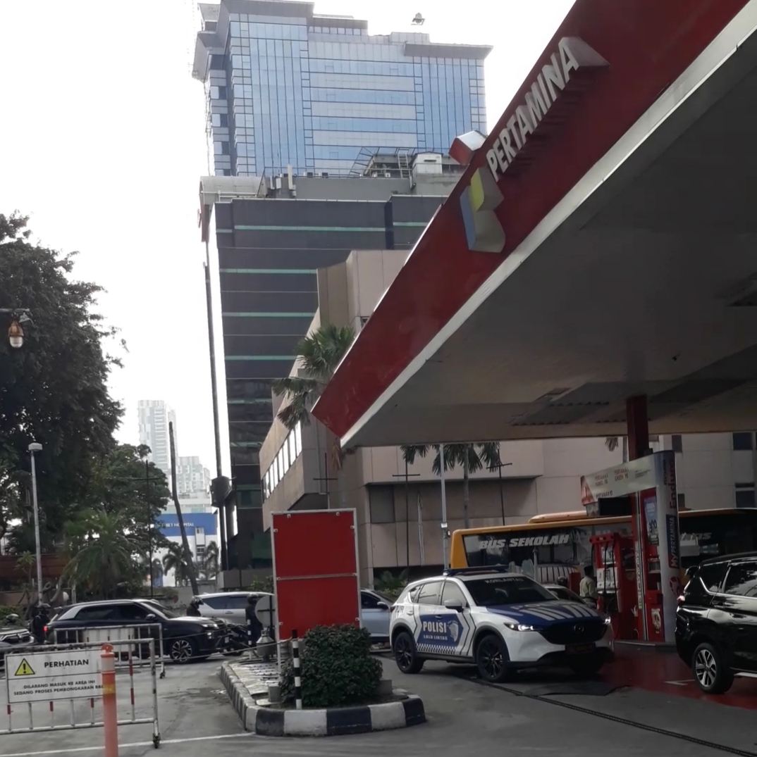 vivo, pertamina, geopolitik, harga bbm, BP-AKR, Geopolitik Iran-Israel, Pemerintah Bilang BBM Tak Naik, Pengendara Tetap Serbu SPBU