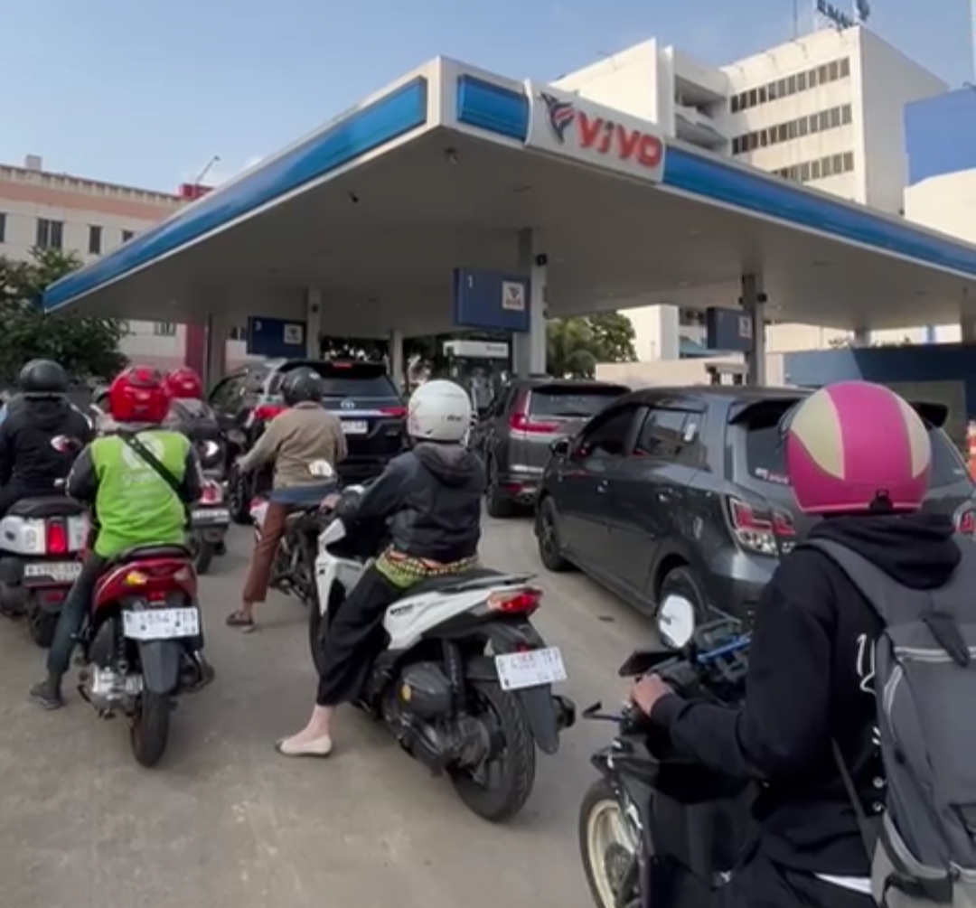 vivo, pertamina, geopolitik, harga bbm, BP-AKR, Geopolitik Iran-Israel, Pemerintah Bilang BBM Tak Naik, Pengendara Tetap Serbu SPBU